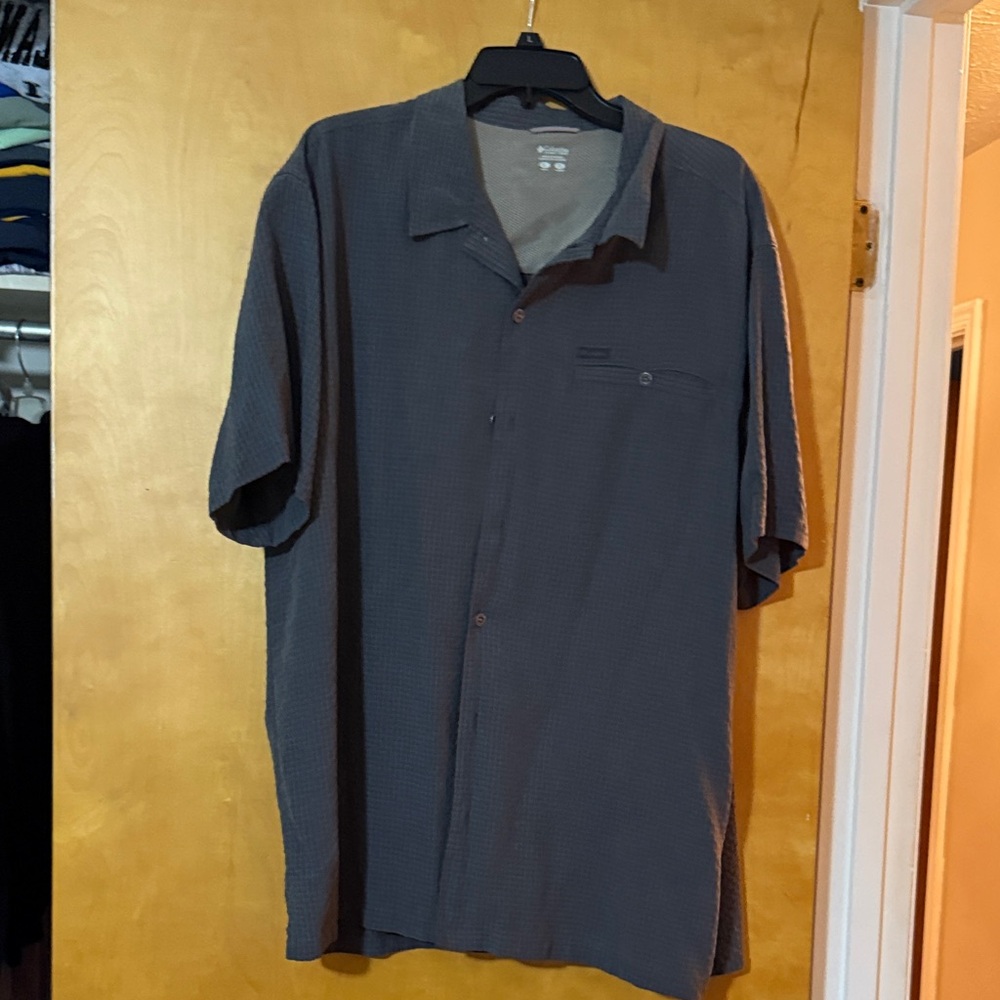 Columbia Men's Dark Gray Casual Button Down Shirt